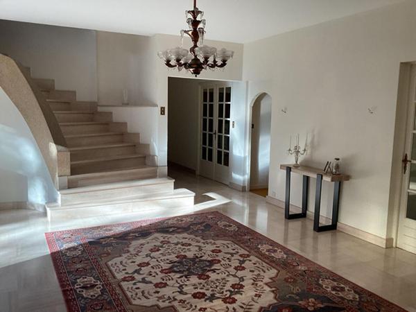 PROPRIETE DE CARACTERE DANS PARC AVEC PISCINE ET VUE PANORAMIQUE