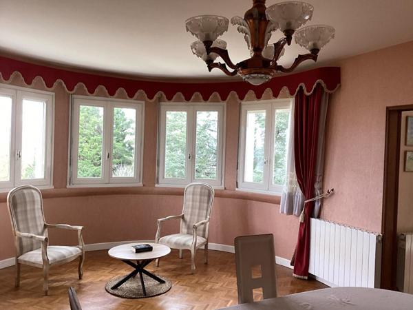 PROPRIETE DE CARACTERE DANS PARC AVEC PISCINE ET VUE PANORAMIQUE