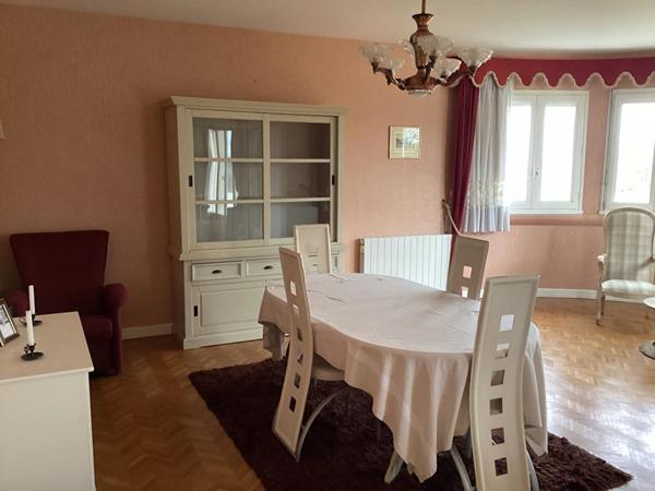 PROPRIETE DE CARACTERE DANS PARC AVEC PISCINE ET VUE PANORAMIQUE