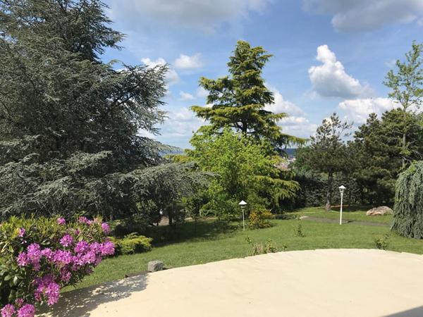 PROPRIETE DE CARACTERE DANS PARC AVEC PISCINE ET VUE PANORAMIQUE