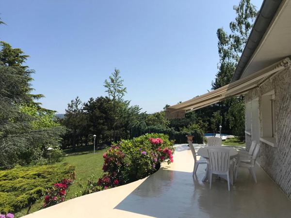 PROPRIETE DE CARACTERE DANS PARC AVEC PISCINE ET VUE PANORAMIQUE