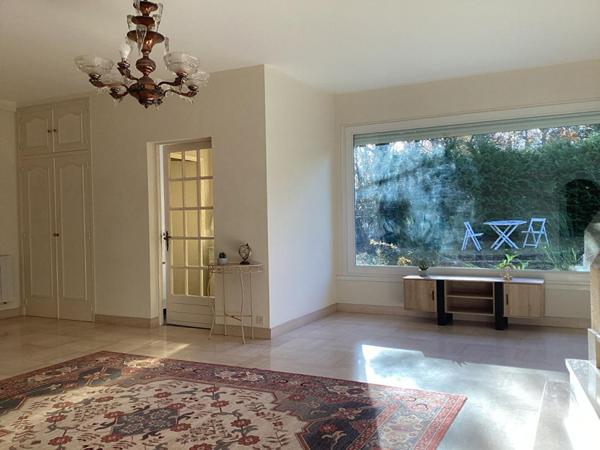 PROPRIETE DE CARACTERE DANS PARC AVEC PISCINE ET VUE PANORAMIQUE