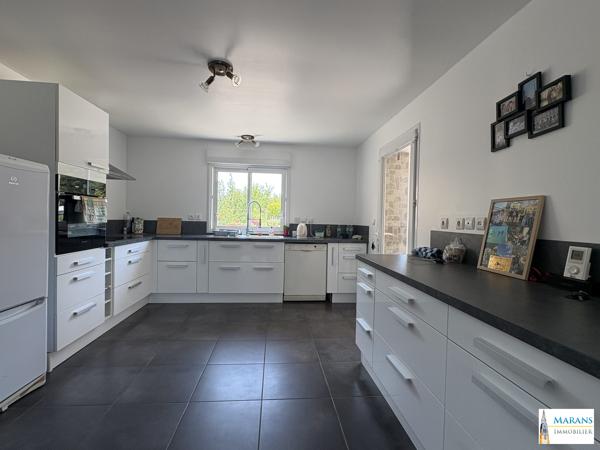 Maison de plain-pied 120 m² – 3 chambres – Terrain 1 500 m² – 3 garages – Marans