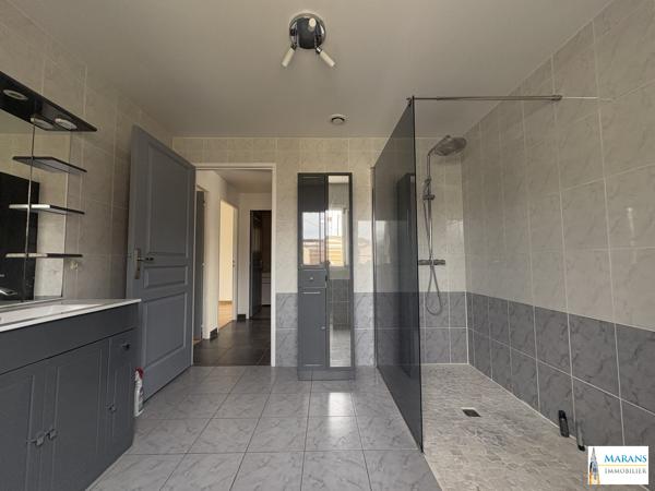 Maison de plain-pied 120 m² – 3 chambres – Terrain 1 500 m² – 3 garages – Marans