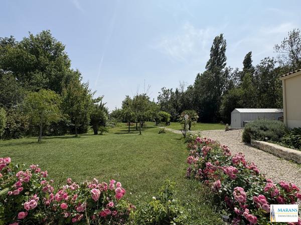 Maison de plain-pied 120 m² – 3 chambres – Terrain 1 500 m² – 3 garages – Marans