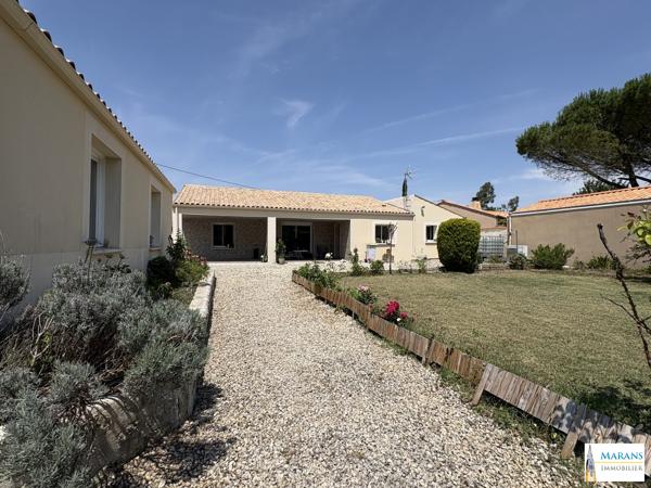 Maison de plain-pied 120 m² – 3 chambres – Terrain 1 500 m² – 3 garages – Marans