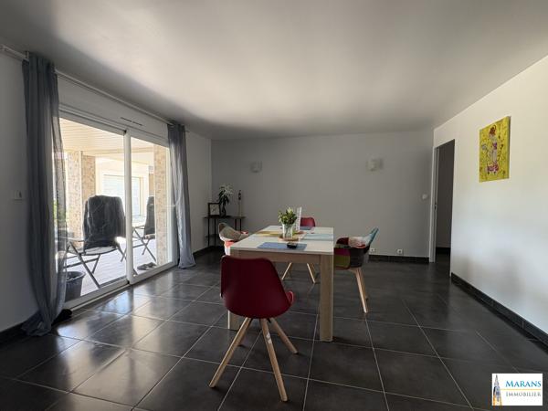 Maison de plain-pied 120 m² – 3 chambres – Terrain 1 500 m² – 3 garages – Marans