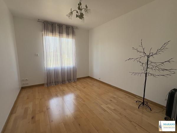 Maison de plain-pied 120 m² – 3 chambres – Terrain 1 500 m² – 3 garages – Marans