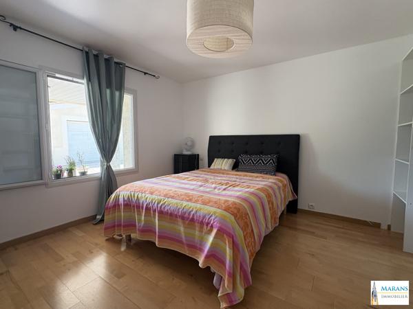Maison de plain-pied 120 m² – 3 chambres – Terrain 1 500 m² – 3 garages – Marans