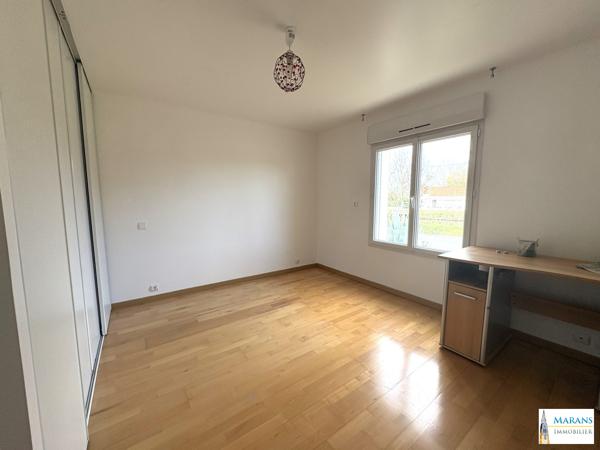Maison de plain-pied 120 m² – 3 chambres – Terrain 1 500 m² – 3 garages – Marans