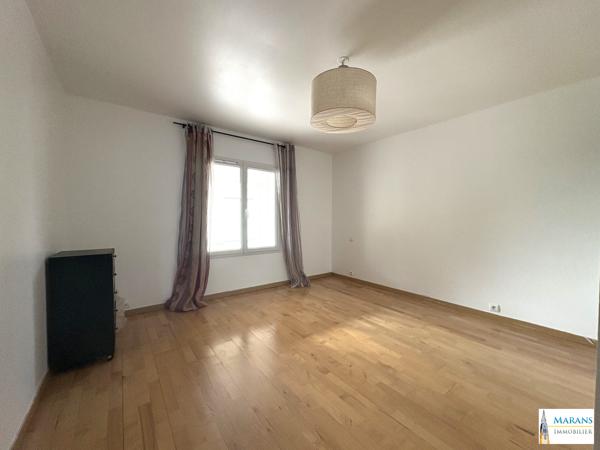 Maison de plain-pied 120 m² – 3 chambres – Terrain 1 500 m² – 3 garages – Marans