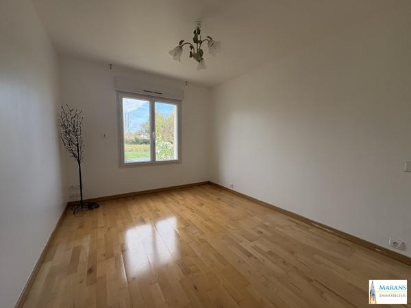 Maison de plain-pied 120 m² – 3 chambres – Terrain 1 500 m² – 3 garages – Marans