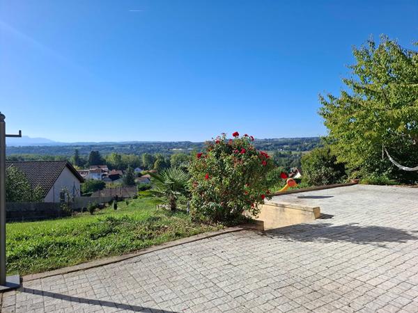 Superbe Villa 4 Chambres avec Vue Montagne et Calme Assuré!