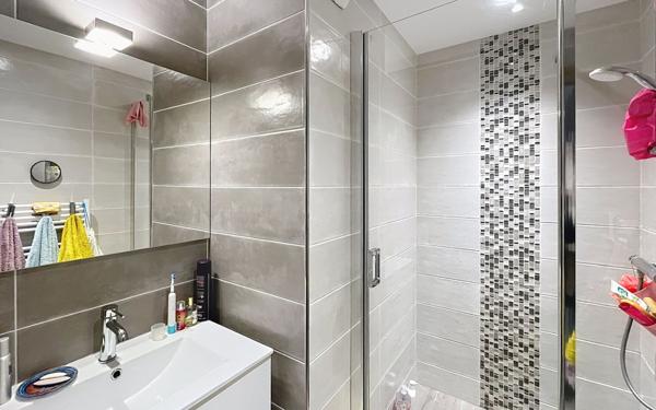 Appartement à vendre    3 pièces • 48 m2 Saint-Raphaël