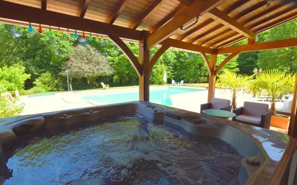 Propriété 10 pièces, 5 chambres, piscine, 1.9 hectare