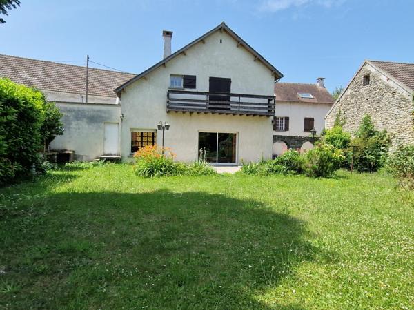 Entre authenticité et potentiel, une maison à réinventer dans un cadre idéal !