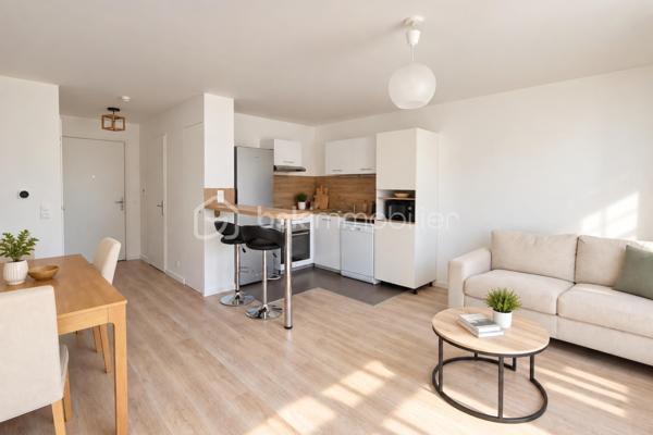 Au cœur de Guyancourt, dans un environnement résidentiel moderne et agréable, découvrez ce bel appartement 2 pièces de 46 m², situé au 4ᵉ étage avec ascenseur.

Dès l’entrée, l’appartement séduit par son excellent agencement, sa luminosité et son état irréprochable. Sa conception récente offre des espaces parfaitement optimisés et un niveau de confort idéal pour une résidence principale comme pour un investissement locatif.

La pièce de vie bénéficie d’une agréable exposition Ouest, permettant de profiter d’une belle lumière naturelle. Elle accueille un séjour convivial ainsi qu’une cuisine ouverte entièrement aménagée et équipée, créant un espace moderne et fonctionnel. Un placard intégré apporte également un rangement appréciable au quotidien.

La partie nuit se compose d’une chambre confortable avec placard, tandis qu’une grande salle de bains avec baignoire et des WC indépendants complètent l’ensemble.

L’appartement bénéficie du double vitrage, d’un chauffage individuel et d’équipements récents, permettant de profiter immédiatement du logement sans travaux à prévoir.

Une place de stationnement privative vient compléter ce bien.

La résidence se trouve dans un secteur calme et agréable de Saint-Quentin-en-Yvelines, entouré d’espaces verts et de nombreux équipements. Commerces, écoles et services sont facilement accessibles, tout comme plusieurs lignes de bus permettant de rejoindre rapidement les différents quartiers de Guyancourt et les communes voisines.

La gare de Saint-Quentin-en-Yvelines – Montigny-le-Bretonneux est rapidement accessible et permet de profiter des différentes liaisons ferroviaires vers Paris et l’ouest francilien. La future ligne 18 du Grand Paris Express viendra également renforcer à terme la desserte du secteur. Les accès routiers permettent quant à eux de rejoindre facilement Versailles, le plateau de Saclay et les principaux axes de l’ouest parisien.

Un appartement récent, lumineux et parfaitement entretenu, offrant le confort d’un bien clé en main dans un secteur dynamique de Guyancourt.

Contactez-moi dès maintenant pour organiser une visite.