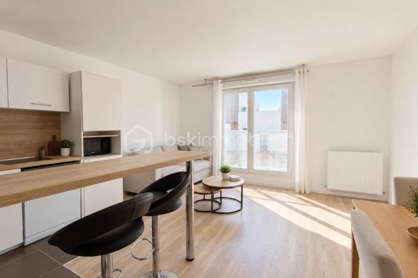 Au cœur de Guyancourt, dans un environnement résidentiel moderne et agréable, découvrez ce bel appartement 2 pièces de 46 m², situé au 4ᵉ étage avec ascenseur.

Dès l’entrée, l’appartement séduit par son excellent agencement, sa luminosité et son état irréprochable. Sa conception récente offre des espaces parfaitement optimisés et un niveau de confort idéal pour une résidence principale comme pour un investissement locatif.

La pièce de vie bénéficie d’une agréable exposition Ouest, permettant de profiter d’une belle lumière naturelle. Elle accueille un séjour convivial ainsi qu’une cuisine ouverte entièrement aménagée et équipée, créant un espace moderne et fonctionnel. Un placard intégré apporte également un rangement appréciable au quotidien.

La partie nuit se compose d’une chambre confortable avec placard, tandis qu’une grande salle de bains avec baignoire et des WC indépendants complètent l’ensemble.

L’appartement bénéficie du double vitrage, d’un chauffage individuel et d’équipements récents, permettant de profiter immédiatement du logement sans travaux à prévoir.

Une place de stationnement privative vient compléter ce bien.

La résidence se trouve dans un secteur calme et agréable de Saint-Quentin-en-Yvelines, entouré d’espaces verts et de nombreux équipements. Commerces, écoles et services sont facilement accessibles, tout comme plusieurs lignes de bus permettant de rejoindre rapidement les différents quartiers de Guyancourt et les communes voisines.

La gare de Saint-Quentin-en-Yvelines – Montigny-le-Bretonneux est rapidement accessible et permet de profiter des différentes liaisons ferroviaires vers Paris et l’ouest francilien. La future ligne 18 du Grand Paris Express viendra également renforcer à terme la desserte du secteur. Les accès routiers permettent quant à eux de rejoindre facilement Versailles, le plateau de Saclay et les principaux axes de l’ouest parisien.

Un appartement récent, lumineux et parfaitement entretenu, offrant le confort d’un bien clé en main dans un secteur dynamique de Guyancourt.

Contactez-moi dès maintenant pour organiser une visite.