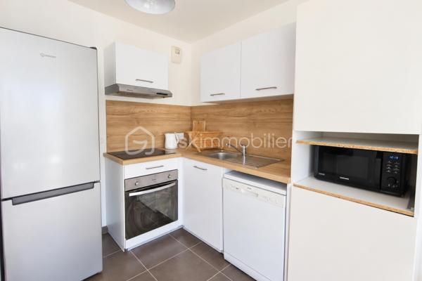 Au cœur de Guyancourt, dans un environnement résidentiel moderne et agréable, découvrez ce bel appartement 2 pièces de 46 m², situé au 4ᵉ étage avec ascenseur.

Dès l’entrée, l’appartement séduit par son excellent agencement, sa luminosité et son état irréprochable. Sa conception récente offre des espaces parfaitement optimisés et un niveau de confort idéal pour une résidence principale comme pour un investissement locatif.

La pièce de vie bénéficie d’une agréable exposition Ouest, permettant de profiter d’une belle lumière naturelle. Elle accueille un séjour convivial ainsi qu’une cuisine ouverte entièrement aménagée et équipée, créant un espace moderne et fonctionnel. Un placard intégré apporte également un rangement appréciable au quotidien.

La partie nuit se compose d’une chambre confortable avec placard, tandis qu’une grande salle de bains avec baignoire et des WC indépendants complètent l’ensemble.

L’appartement bénéficie du double vitrage, d’un chauffage individuel et d’équipements récents, permettant de profiter immédiatement du logement sans travaux à prévoir.

Une place de stationnement privative vient compléter ce bien.

La résidence se trouve dans un secteur calme et agréable de Saint-Quentin-en-Yvelines, entouré d’espaces verts et de nombreux équipements. Commerces, écoles et services sont facilement accessibles, tout comme plusieurs lignes de bus permettant de rejoindre rapidement les différents quartiers de Guyancourt et les communes voisines.

La gare de Saint-Quentin-en-Yvelines – Montigny-le-Bretonneux est rapidement accessible et permet de profiter des différentes liaisons ferroviaires vers Paris et l’ouest francilien. La future ligne 18 du Grand Paris Express viendra également renforcer à terme la desserte du secteur. Les accès routiers permettent quant à eux de rejoindre facilement Versailles, le plateau de Saclay et les principaux axes de l’ouest parisien.

Un appartement récent, lumineux et parfaitement entretenu, offrant le confort d’un bien clé en main dans un secteur dynamique de Guyancourt.

Contactez-moi dès maintenant pour organiser une visite.