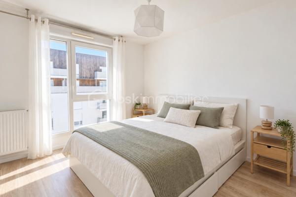 Au cœur de Guyancourt, dans un environnement résidentiel moderne et agréable, découvrez ce bel appartement 2 pièces de 46 m², situé au 4ᵉ étage avec ascenseur.

Dès l’entrée, l’appartement séduit par son excellent agencement, sa luminosité et son état irréprochable. Sa conception récente offre des espaces parfaitement optimisés et un niveau de confort idéal pour une résidence principale comme pour un investissement locatif.

La pièce de vie bénéficie d’une agréable exposition Ouest, permettant de profiter d’une belle lumière naturelle. Elle accueille un séjour convivial ainsi qu’une cuisine ouverte entièrement aménagée et équipée, créant un espace moderne et fonctionnel. Un placard intégré apporte également un rangement appréciable au quotidien.

La partie nuit se compose d’une chambre confortable avec placard, tandis qu’une grande salle de bains avec baignoire et des WC indépendants complètent l’ensemble.

L’appartement bénéficie du double vitrage, d’un chauffage individuel et d’équipements récents, permettant de profiter immédiatement du logement sans travaux à prévoir.

Une place de stationnement privative vient compléter ce bien.

La résidence se trouve dans un secteur calme et agréable de Saint-Quentin-en-Yvelines, entouré d’espaces verts et de nombreux équipements. Commerces, écoles et services sont facilement accessibles, tout comme plusieurs lignes de bus permettant de rejoindre rapidement les différents quartiers de Guyancourt et les communes voisines.

La gare de Saint-Quentin-en-Yvelines – Montigny-le-Bretonneux est rapidement accessible et permet de profiter des différentes liaisons ferroviaires vers Paris et l’ouest francilien. La future ligne 18 du Grand Paris Express viendra également renforcer à terme la desserte du secteur. Les accès routiers permettent quant à eux de rejoindre facilement Versailles, le plateau de Saclay et les principaux axes de l’ouest parisien.

Un appartement récent, lumineux et parfaitement entretenu, offrant le confort d’un bien clé en main dans un secteur dynamique de Guyancourt.

Contactez-moi dès maintenant pour organiser une visite.