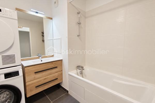Au cœur de Guyancourt, dans un environnement résidentiel moderne et agréable, découvrez ce bel appartement 2 pièces de 46 m², situé au 4ᵉ étage avec ascenseur.

Dès l’entrée, l’appartement séduit par son excellent agencement, sa luminosité et son état irréprochable. Sa conception récente offre des espaces parfaitement optimisés et un niveau de confort idéal pour une résidence principale comme pour un investissement locatif.

La pièce de vie bénéficie d’une agréable exposition Ouest, permettant de profiter d’une belle lumière naturelle. Elle accueille un séjour convivial ainsi qu’une cuisine ouverte entièrement aménagée et équipée, créant un espace moderne et fonctionnel. Un placard intégré apporte également un rangement appréciable au quotidien.

La partie nuit se compose d’une chambre confortable avec placard, tandis qu’une grande salle de bains avec baignoire et des WC indépendants complètent l’ensemble.

L’appartement bénéficie du double vitrage, d’un chauffage individuel et d’équipements récents, permettant de profiter immédiatement du logement sans travaux à prévoir.

Une place de stationnement privative vient compléter ce bien.

La résidence se trouve dans un secteur calme et agréable de Saint-Quentin-en-Yvelines, entouré d’espaces verts et de nombreux équipements. Commerces, écoles et services sont facilement accessibles, tout comme plusieurs lignes de bus permettant de rejoindre rapidement les différents quartiers de Guyancourt et les communes voisines.

La gare de Saint-Quentin-en-Yvelines – Montigny-le-Bretonneux est rapidement accessible et permet de profiter des différentes liaisons ferroviaires vers Paris et l’ouest francilien. La future ligne 18 du Grand Paris Express viendra également renforcer à terme la desserte du secteur. Les accès routiers permettent quant à eux de rejoindre facilement Versailles, le plateau de Saclay et les principaux axes de l’ouest parisien.

Un appartement récent, lumineux et parfaitement entretenu, offrant le confort d’un bien clé en main dans un secteur dynamique de Guyancourt.

Contactez-moi dès maintenant pour organiser une visite.