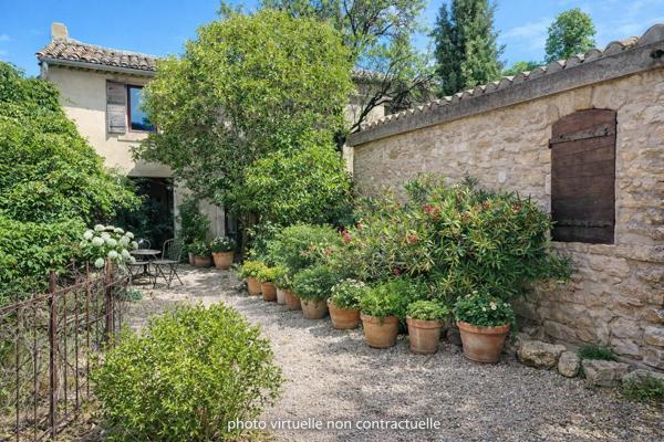 Robion – Bastide du XIXe siècle à rénover avec dépendances