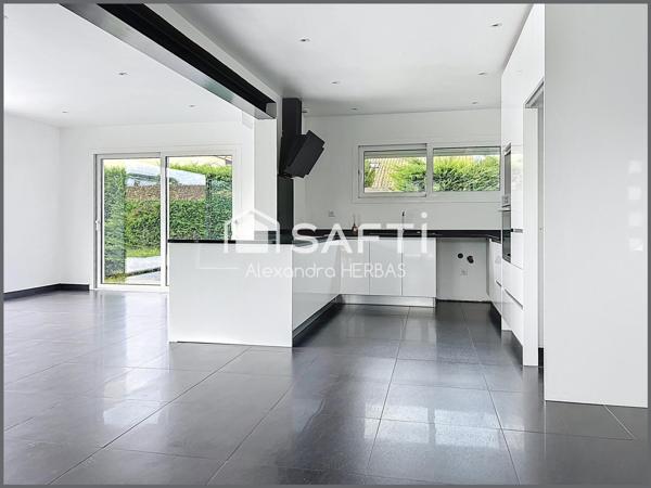 Plain-pied avec piscine et pièce de vie de 65 m²