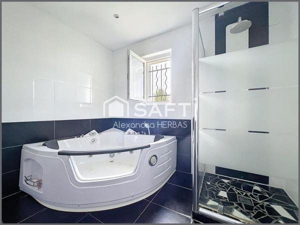 Plain-pied avec piscine et pièce de vie de 65 m²