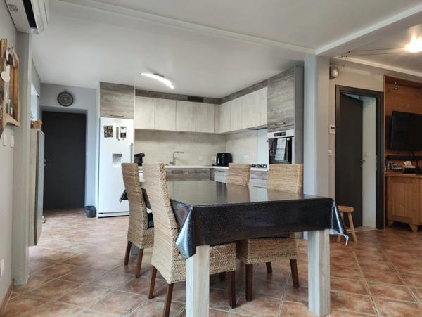 Centre village St Joseph de Rivière, très belle maison en pierre 110 m2 habitables avec terrain de 1 065 m2