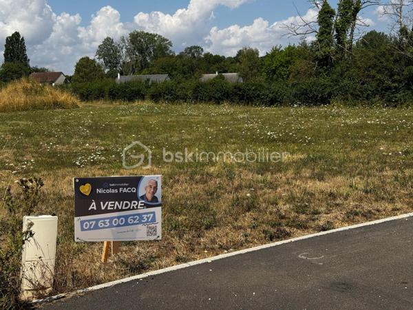 Vous avez un projet de construction ? Je propose à la vente, en exclusivité, 8 terrains à bâtir situés au sein d’un lotissement établi sur la commune de Vinon (18300). Les premières constructions ont été réalisées dès 2016 : vous vous installez ainsi dans un environnement calme, résidentiel et déjà structuré.

Caractéristiques des parcelles :
- Surfaces : Parcelles allant de 955 m² à 1170 m². Des surfaces pensées pour implanter confortablement votre maison individuelle tout en conservant un extérieur privatif agréable.
- Viabilisation : Terrains viabilisés. L’assainissement individuel est à prévoir.
- Liberté de construction : Libre choix du constructeur pour vous permettre de réaliser le projet qui correspond précisément à vos besoins et à votre budget.

Pourquoi s’implanter à Vinon ?
La commune offre un cadre de vie pratique et organisé pour les familles, avec des services essentiels à proximité :
- Scolarité : Organisation via un RPI intercommunal (maternelle, primaire et collège, avec les classes de CM1-CM2 à Vinon).
- Services aux familles : Garderie disponible de 7h30 à 18h30, cantine scolaire située à l’ESAT de Veaugues, et ramassage scolaire.
- Vie locale : Présence sur la commune d'un café-restaurant et d'un service postal.
- Localisation : Commune dynamique rattachée à la Communauté de Communes du Sancerrois, Pays Fort, Val de Loire.

En tant que mandataire, je suis à votre disposition pour vous transmettre les plans et les modalités d’acquisition de chaque lot.
Vous souhaitez obtenir des renseignements complémentaires ou organiser une visite ?
Je suis à votre entière disposition.