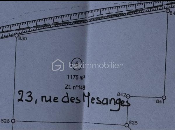 Vous avez un projet de construction ? Je propose à la vente, en exclusivité, 8 terrains à bâtir situés au sein d’un lotissement établi sur la commune de Vinon (18300). Les premières constructions ont été réalisées dès 2016 : vous vous installez ainsi dans un environnement calme, résidentiel et déjà structuré.

Caractéristiques des parcelles :
- Surfaces : Parcelles allant de 955 m² à 1170 m². Des surfaces pensées pour implanter confortablement votre maison individuelle tout en conservant un extérieur privatif agréable.
- Viabilisation : Terrains viabilisés. L’assainissement individuel est à prévoir.
- Liberté de construction : Libre choix du constructeur pour vous permettre de réaliser le projet qui correspond précisément à vos besoins et à votre budget.

Pourquoi s’implanter à Vinon ?
La commune offre un cadre de vie pratique et organisé pour les familles, avec des services essentiels à proximité :
- Scolarité : Organisation via un RPI intercommunal (maternelle, primaire et collège, avec les classes de CM1-CM2 à Vinon).
- Services aux familles : Garderie disponible de 7h30 à 18h30, cantine scolaire située à l’ESAT de Veaugues, et ramassage scolaire.
- Vie locale : Présence sur la commune d'un café-restaurant et d'un service postal.
- Localisation : Commune dynamique rattachée à la Communauté de Communes du Sancerrois, Pays Fort, Val de Loire.

En tant que mandataire, je suis à votre disposition pour vous transmettre les plans et les modalités d’acquisition de chaque lot.
Vous souhaitez obtenir des renseignements complémentaires ou organiser une visite ?
Je suis à votre entière disposition.