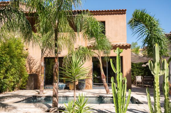 En exclusivité : Villa contemporaine avec piscine.
