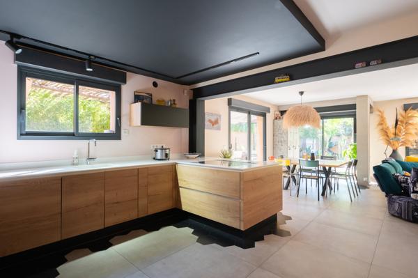 En exclusivité : Villa contemporaine avec piscine.