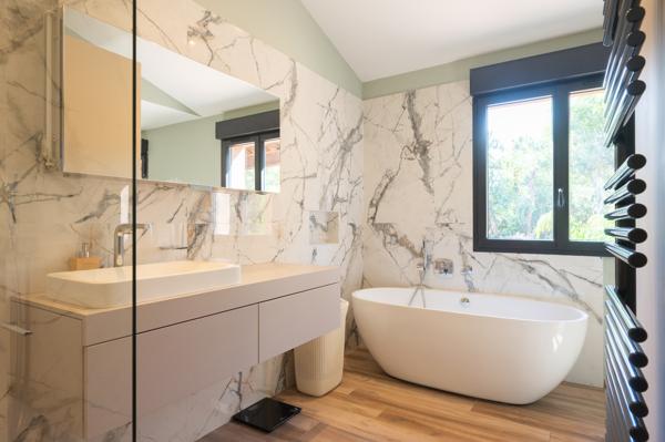 En exclusivité : Villa contemporaine avec piscine.