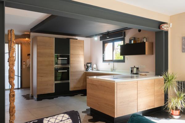 En exclusivité : Villa contemporaine avec piscine.