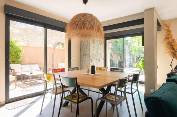 En exclusivité : Villa contemporaine avec piscine.