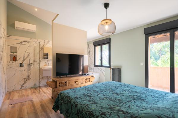 En exclusivité : Villa contemporaine avec piscine.