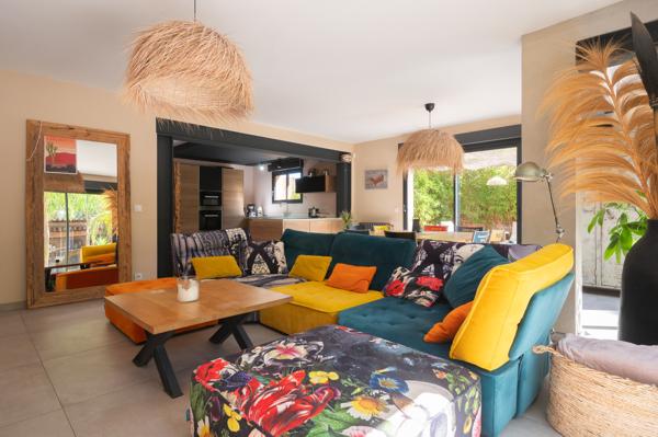 En exclusivité : Villa contemporaine avec piscine.