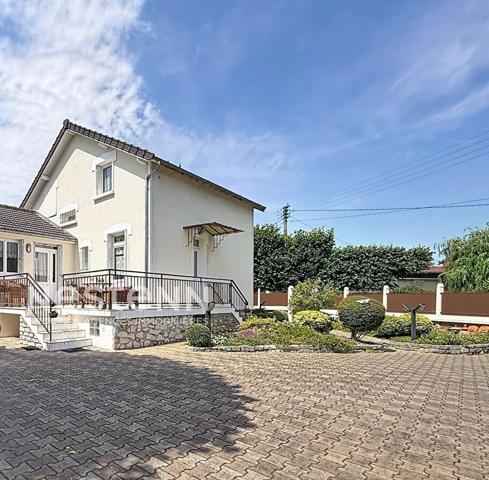 Maison confort de plain pied, de 7 pièce(s) 135 m2 habitables - sous-sol total semi-enterré - BAS DOMONT - terrain clos de  670 m²