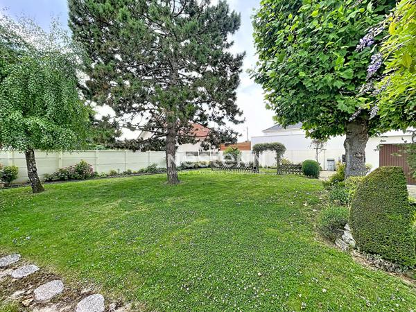 Maison confort de plain pied, de 7 pièce(s) 135 m2 habitables - sous-sol total semi-enterré - BAS DOMONT - terrain clos de  670 m²