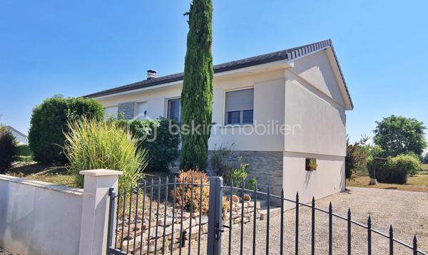 Située dans un environnement calme et agréable à Soissons-sur-Nacey, cette maison fonctionnelle offre un cadre de vie agréable.

À l'étage, vous découvrirez une surface habitable d'environ 83 m² comprenant :

- Une belle pièce de vie lumineuse avec cuisine ouverte.
- Trois chambres équipées de placards.
- Une salle de bain avec WC.
Toutes ces pièces sont équipées de menuiseries avec double vitrage et volets roulants.

Au rez-de-chaussée ce sont 32m² supplémentaires (hors garage) qui s’offrent à vous :

- Une pièce avec cuisine pouvant être aménagée en studio indépendant, idéale pour accueillir famille, amis ou pour un adolescent en quête d’indépendance.
- Une buanderie spacieuse avec douche et WC.
- Un grand garage avec porte sectionnelle motorisée offrant un espace de rangement et de stationnement appréciable.

À l'extérieur, vous profiterez d'un terrain de 1 036 m², agrémenté d'un cabanon et d'une pergola, parfaits pour les moments de détente en famille ou entre amis.

Prestations et atouts :

- Chauffage par pompe à chaleur air/eau.
- Poêle à bois moderne.
- toiture refaite en 2023. 
- Diagnostic de Performance Énergétique : D.
- Émissions de gaz à effet de serre : B.
- Secteur calme.
- Grand terrain.
- Possibilité de créer un studio indépendant.
- Grand garage.
- Commerces et services à moins de 10 minutes. A 7km de Pontailler-sur-Saône et 10km d'Auxonne.
- Ecole maternelle dans le village et école élémentaire à Flammerans. (RPI avec transport scolaire)

Une maison fonctionnelle, économique et pleine de potentiel, idéale pour une famille.

À visiter sans tarder !