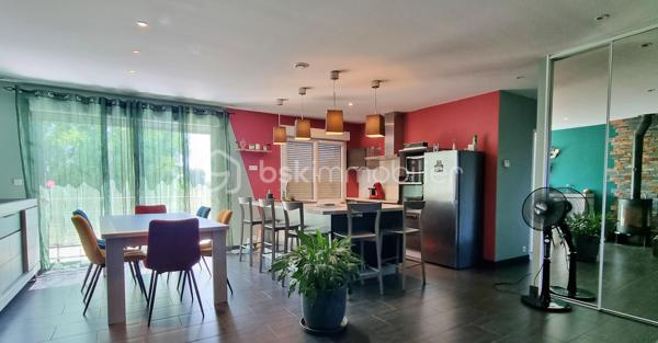 Située dans un environnement calme et agréable à Soissons-sur-Nacey, cette maison fonctionnelle offre un cadre de vie agréable.

À l'étage, vous découvrirez une surface habitable d'environ 83 m² comprenant :

- Une belle pièce de vie lumineuse avec cuisine ouverte.
- Trois chambres équipées de placards.
- Une salle de bain avec WC.
Toutes ces pièces sont équipées de menuiseries avec double vitrage et volets roulants.

Au rez-de-chaussée ce sont 32m² supplémentaires (hors garage) qui s’offrent à vous :

- Une pièce avec cuisine pouvant être aménagée en studio indépendant, idéale pour accueillir famille, amis ou pour un adolescent en quête d’indépendance.
- Une buanderie spacieuse avec douche et WC.
- Un grand garage avec porte sectionnelle motorisée offrant un espace de rangement et de stationnement appréciable.

À l'extérieur, vous profiterez d'un terrain de 1 036 m², agrémenté d'un cabanon et d'une pergola, parfaits pour les moments de détente en famille ou entre amis.

Prestations et atouts :

- Chauffage par pompe à chaleur air/eau.
- Poêle à bois moderne.
- toiture refaite en 2023. 
- Diagnostic de Performance Énergétique : D.
- Émissions de gaz à effet de serre : B.
- Secteur calme.
- Grand terrain.
- Possibilité de créer un studio indépendant.
- Grand garage.
- Commerces et services à moins de 10 minutes. A 7km de Pontailler-sur-Saône et 10km d'Auxonne.
- Ecole maternelle dans le village et école élémentaire à Flammerans. (RPI avec transport scolaire)

Une maison fonctionnelle, économique et pleine de potentiel, idéale pour une famille.

À visiter sans tarder !