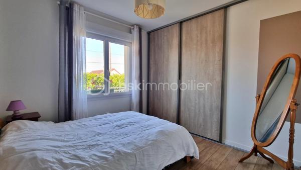 Située dans un environnement calme et agréable à Soissons-sur-Nacey, cette maison fonctionnelle offre un cadre de vie agréable.

À l'étage, vous découvrirez une surface habitable d'environ 83 m² comprenant :

- Une belle pièce de vie lumineuse avec cuisine ouverte.
- Trois chambres équipées de placards.
- Une salle de bain avec WC.
Toutes ces pièces sont équipées de menuiseries avec double vitrage et volets roulants.

Au rez-de-chaussée ce sont 32m² supplémentaires (hors garage) qui s’offrent à vous :

- Une pièce avec cuisine pouvant être aménagée en studio indépendant, idéale pour accueillir famille, amis ou pour un adolescent en quête d’indépendance.
- Une buanderie spacieuse avec douche et WC.
- Un grand garage avec porte sectionnelle motorisée offrant un espace de rangement et de stationnement appréciable.

À l'extérieur, vous profiterez d'un terrain de 1 036 m², agrémenté d'un cabanon et d'une pergola, parfaits pour les moments de détente en famille ou entre amis.

Prestations et atouts :

- Chauffage par pompe à chaleur air/eau.
- Poêle à bois moderne.
- toiture refaite en 2023. 
- Diagnostic de Performance Énergétique : D.
- Émissions de gaz à effet de serre : B.
- Secteur calme.
- Grand terrain.
- Possibilité de créer un studio indépendant.
- Grand garage.
- Commerces et services à moins de 10 minutes. A 7km de Pontailler-sur-Saône et 10km d'Auxonne.
- Ecole maternelle dans le village et école élémentaire à Flammerans. (RPI avec transport scolaire)

Une maison fonctionnelle, économique et pleine de potentiel, idéale pour une famille.

À visiter sans tarder !