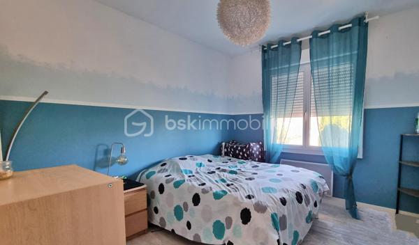 Située dans un environnement calme et agréable à Soissons-sur-Nacey, cette maison fonctionnelle offre un cadre de vie agréable.

À l'étage, vous découvrirez une surface habitable d'environ 83 m² comprenant :

- Une belle pièce de vie lumineuse avec cuisine ouverte.
- Trois chambres équipées de placards.
- Une salle de bain avec WC.
Toutes ces pièces sont équipées de menuiseries avec double vitrage et volets roulants.

Au rez-de-chaussée ce sont 32m² supplémentaires (hors garage) qui s’offrent à vous :

- Une pièce avec cuisine pouvant être aménagée en studio indépendant, idéale pour accueillir famille, amis ou pour un adolescent en quête d’indépendance.
- Une buanderie spacieuse avec douche et WC.
- Un grand garage avec porte sectionnelle motorisée offrant un espace de rangement et de stationnement appréciable.

À l'extérieur, vous profiterez d'un terrain de 1 036 m², agrémenté d'un cabanon et d'une pergola, parfaits pour les moments de détente en famille ou entre amis.

Prestations et atouts :

- Chauffage par pompe à chaleur air/eau.
- Poêle à bois moderne.
- toiture refaite en 2023. 
- Diagnostic de Performance Énergétique : D.
- Émissions de gaz à effet de serre : B.
- Secteur calme.
- Grand terrain.
- Possibilité de créer un studio indépendant.
- Grand garage.
- Commerces et services à moins de 10 minutes. A 7km de Pontailler-sur-Saône et 10km d'Auxonne.
- Ecole maternelle dans le village et école élémentaire à Flammerans. (RPI avec transport scolaire)

Une maison fonctionnelle, économique et pleine de potentiel, idéale pour une famille.

À visiter sans tarder !