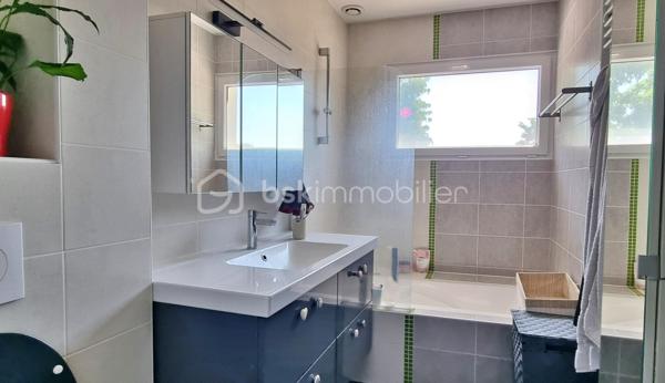 Située dans un environnement calme et agréable à Soissons-sur-Nacey, cette maison fonctionnelle offre un cadre de vie agréable.

À l'étage, vous découvrirez une surface habitable d'environ 83 m² comprenant :

- Une belle pièce de vie lumineuse avec cuisine ouverte.
- Trois chambres équipées de placards.
- Une salle de bain avec WC.
Toutes ces pièces sont équipées de menuiseries avec double vitrage et volets roulants.

Au rez-de-chaussée ce sont 32m² supplémentaires (hors garage) qui s’offrent à vous :

- Une pièce avec cuisine pouvant être aménagée en studio indépendant, idéale pour accueillir famille, amis ou pour un adolescent en quête d’indépendance.
- Une buanderie spacieuse avec douche et WC.
- Un grand garage avec porte sectionnelle motorisée offrant un espace de rangement et de stationnement appréciable.

À l'extérieur, vous profiterez d'un terrain de 1 036 m², agrémenté d'un cabanon et d'une pergola, parfaits pour les moments de détente en famille ou entre amis.

Prestations et atouts :

- Chauffage par pompe à chaleur air/eau.
- Poêle à bois moderne.
- toiture refaite en 2023. 
- Diagnostic de Performance Énergétique : D.
- Émissions de gaz à effet de serre : B.
- Secteur calme.
- Grand terrain.
- Possibilité de créer un studio indépendant.
- Grand garage.
- Commerces et services à moins de 10 minutes. A 7km de Pontailler-sur-Saône et 10km d'Auxonne.
- Ecole maternelle dans le village et école élémentaire à Flammerans. (RPI avec transport scolaire)

Une maison fonctionnelle, économique et pleine de potentiel, idéale pour une famille.

À visiter sans tarder !