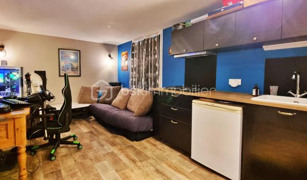 Située dans un environnement calme et agréable à Soissons-sur-Nacey, cette maison fonctionnelle offre un cadre de vie agréable.

À l'étage, vous découvrirez une surface habitable d'environ 83 m² comprenant :

- Une belle pièce de vie lumineuse avec cuisine ouverte.
- Trois chambres équipées de placards.
- Une salle de bain avec WC.
Toutes ces pièces sont équipées de menuiseries avec double vitrage et volets roulants.

Au rez-de-chaussée ce sont 32m² supplémentaires (hors garage) qui s’offrent à vous :

- Une pièce avec cuisine pouvant être aménagée en studio indépendant, idéale pour accueillir famille, amis ou pour un adolescent en quête d’indépendance.
- Une buanderie spacieuse avec douche et WC.
- Un grand garage avec porte sectionnelle motorisée offrant un espace de rangement et de stationnement appréciable.

À l'extérieur, vous profiterez d'un terrain de 1 036 m², agrémenté d'un cabanon et d'une pergola, parfaits pour les moments de détente en famille ou entre amis.

Prestations et atouts :

- Chauffage par pompe à chaleur air/eau.
- Poêle à bois moderne.
- toiture refaite en 2023. 
- Diagnostic de Performance Énergétique : D.
- Émissions de gaz à effet de serre : B.
- Secteur calme.
- Grand terrain.
- Possibilité de créer un studio indépendant.
- Grand garage.
- Commerces et services à moins de 10 minutes. A 7km de Pontailler-sur-Saône et 10km d'Auxonne.
- Ecole maternelle dans le village et école élémentaire à Flammerans. (RPI avec transport scolaire)

Une maison fonctionnelle, économique et pleine de potentiel, idéale pour une famille.

À visiter sans tarder !