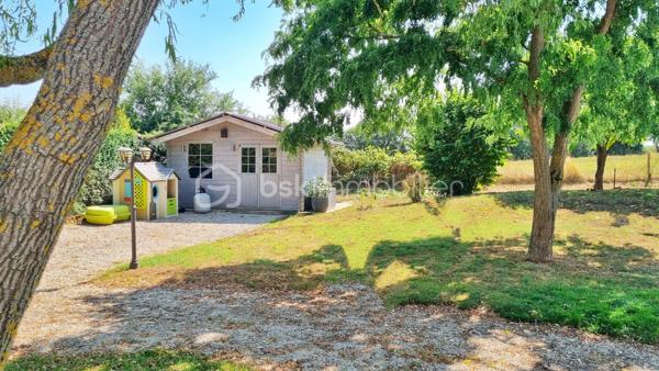 Située dans un environnement calme et agréable à Soissons-sur-Nacey, cette maison fonctionnelle offre un cadre de vie agréable.

À l'étage, vous découvrirez une surface habitable d'environ 83 m² comprenant :

- Une belle pièce de vie lumineuse avec cuisine ouverte.
- Trois chambres équipées de placards.
- Une salle de bain avec WC.
Toutes ces pièces sont équipées de menuiseries avec double vitrage et volets roulants.

Au rez-de-chaussée ce sont 32m² supplémentaires (hors garage) qui s’offrent à vous :

- Une pièce avec cuisine pouvant être aménagée en studio indépendant, idéale pour accueillir famille, amis ou pour un adolescent en quête d’indépendance.
- Une buanderie spacieuse avec douche et WC.
- Un grand garage avec porte sectionnelle motorisée offrant un espace de rangement et de stationnement appréciable.

À l'extérieur, vous profiterez d'un terrain de 1 036 m², agrémenté d'un cabanon et d'une pergola, parfaits pour les moments de détente en famille ou entre amis.

Prestations et atouts :

- Chauffage par pompe à chaleur air/eau.
- Poêle à bois moderne.
- toiture refaite en 2023. 
- Diagnostic de Performance Énergétique : D.
- Émissions de gaz à effet de serre : B.
- Secteur calme.
- Grand terrain.
- Possibilité de créer un studio indépendant.
- Grand garage.
- Commerces et services à moins de 10 minutes. A 7km de Pontailler-sur-Saône et 10km d'Auxonne.
- Ecole maternelle dans le village et école élémentaire à Flammerans. (RPI avec transport scolaire)

Une maison fonctionnelle, économique et pleine de potentiel, idéale pour une famille.

À visiter sans tarder !