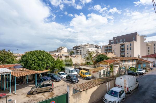 Appartement Marseille 1 pièce 36 m2 Pont de vivaux  INVESTISSEMENT CALME -LUMINEUX  DERNIER ÉTAGE