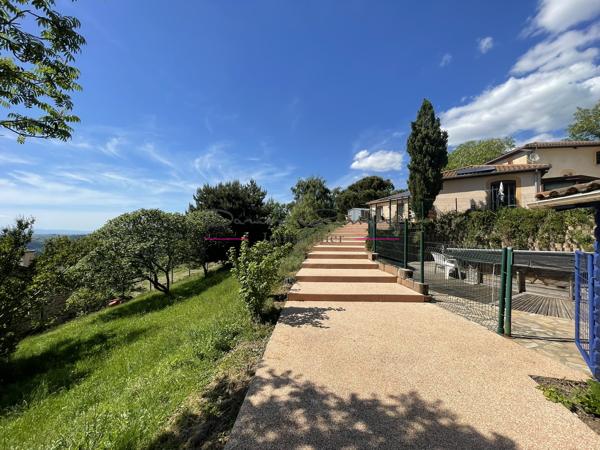 Villa en campagne avec grand terrain et piscine