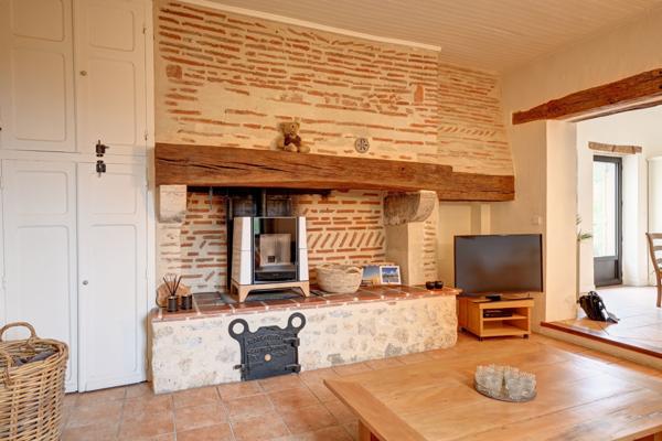 Le Temple-sur-Lot (47110) Magnifique maison en pierre avec piscine et granges